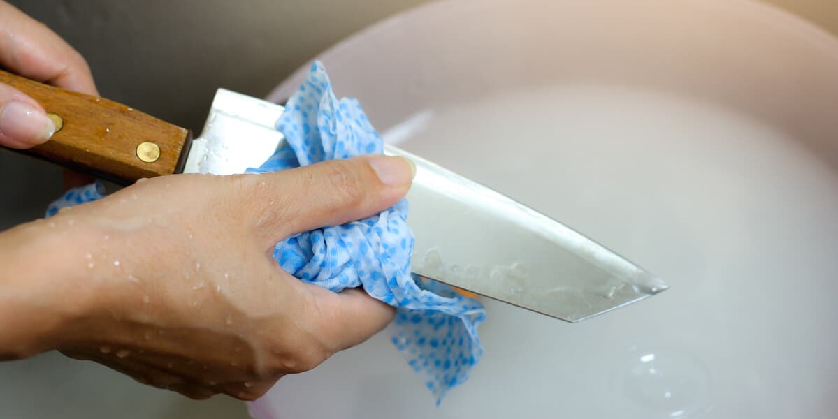 Wash kitchen knives